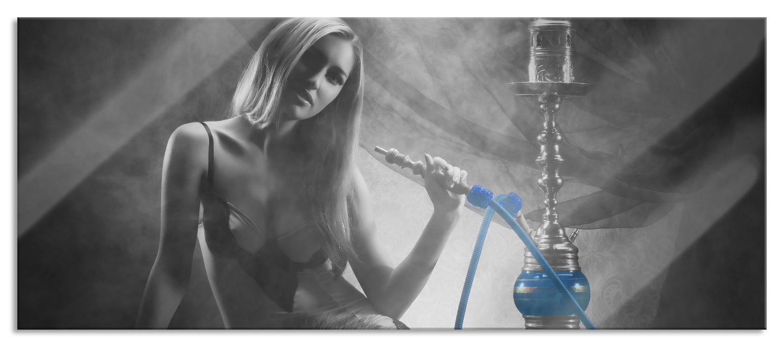 Pixxprint Frau neben Shisha, Glasbild Panorama