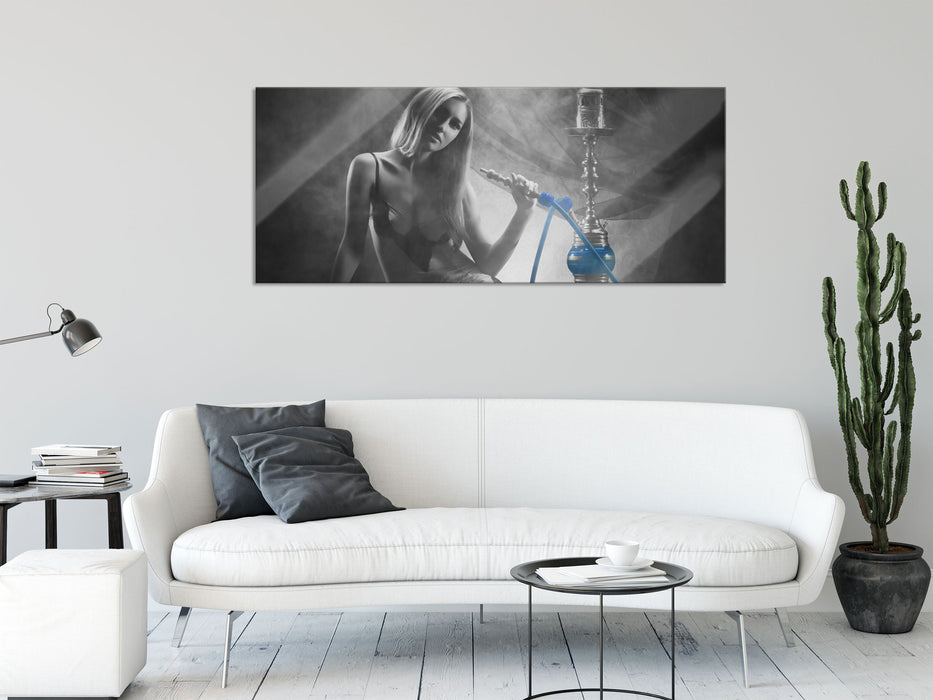 Frau neben Shisha, Glasbild Panorama