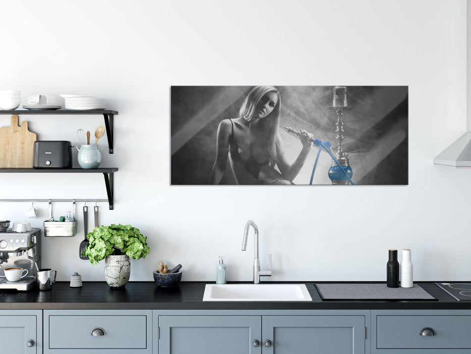 Frau neben Shisha, Glasbild Panorama