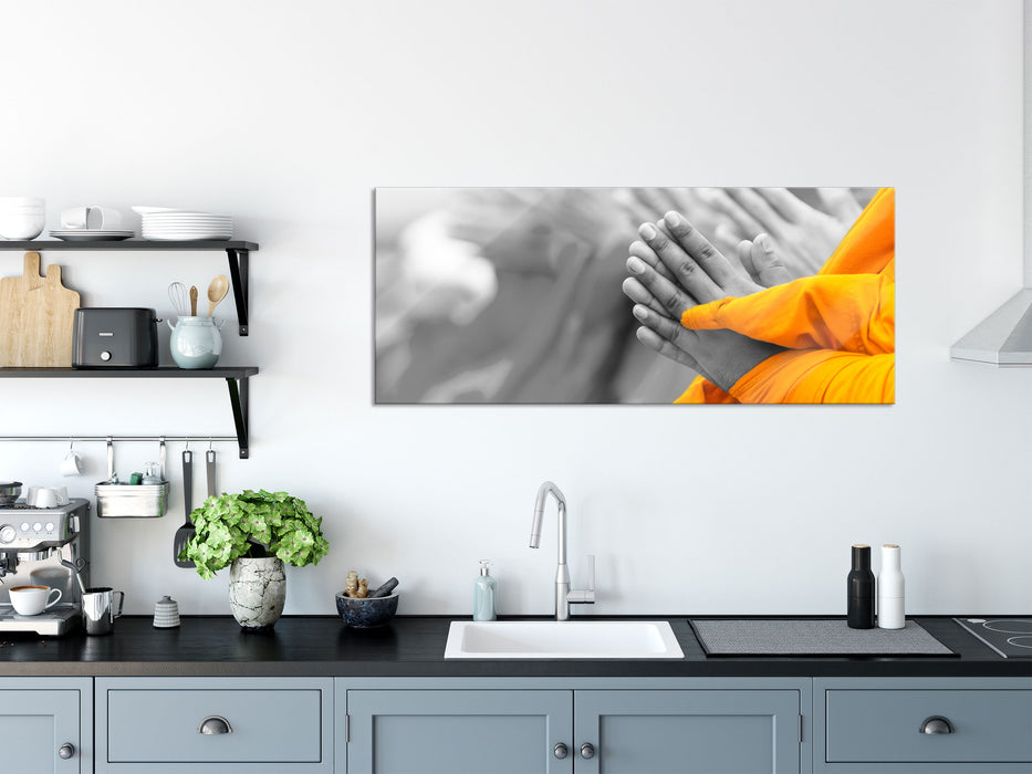 betende Mönche in Tibet, Glasbild Panorama