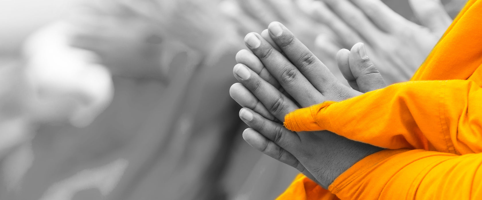 betende Mönche in Tibet, Glasbild Panorama