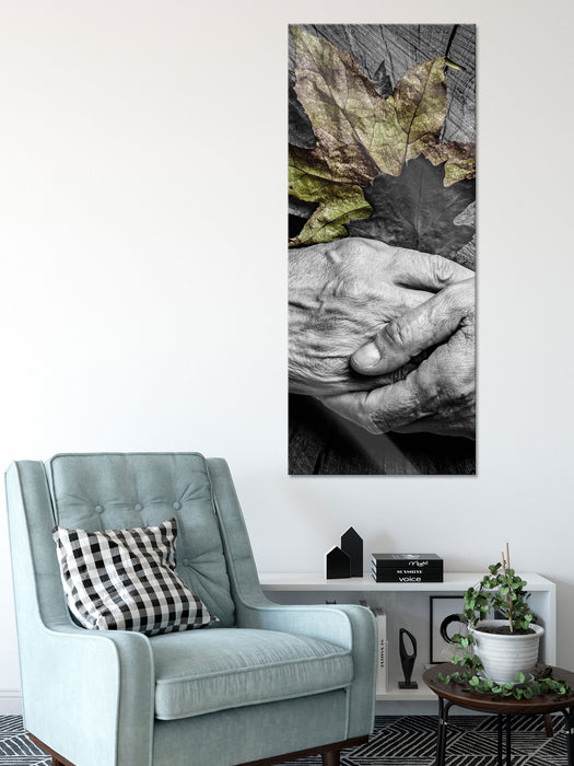 Hände zusammen vor Blättern, Glasbild Panorama