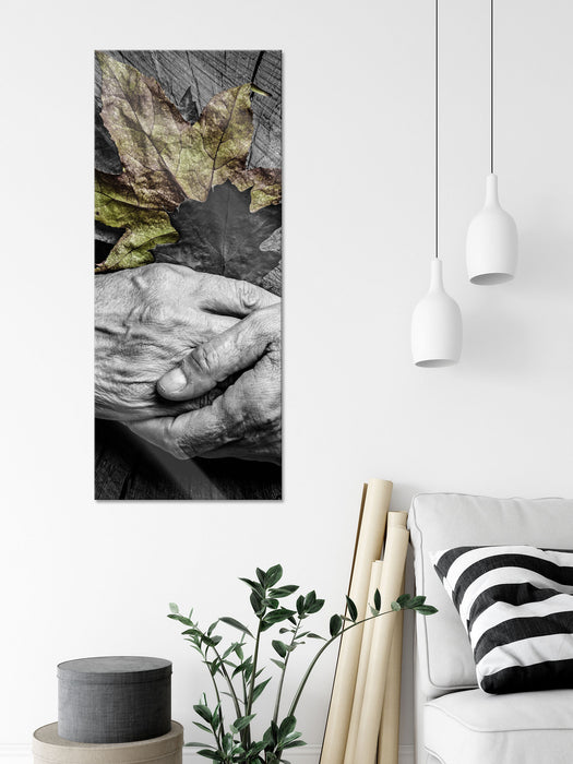 Hände zusammen vor Blättern, Glasbild Panorama