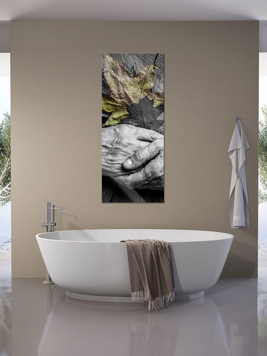 Hände zusammen vor Blättern, Glasbild Panorama