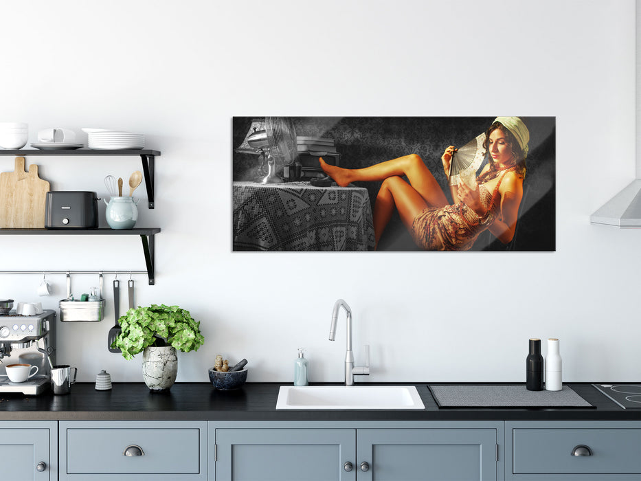 Dame mit Fächer und Drink, Glasbild Panorama