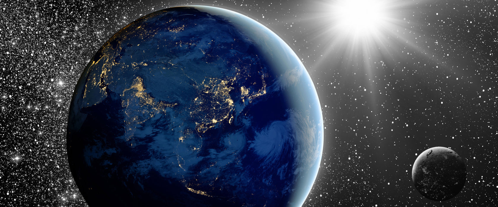 Erde mit Sonne im Weltall, Glasbild Panorama