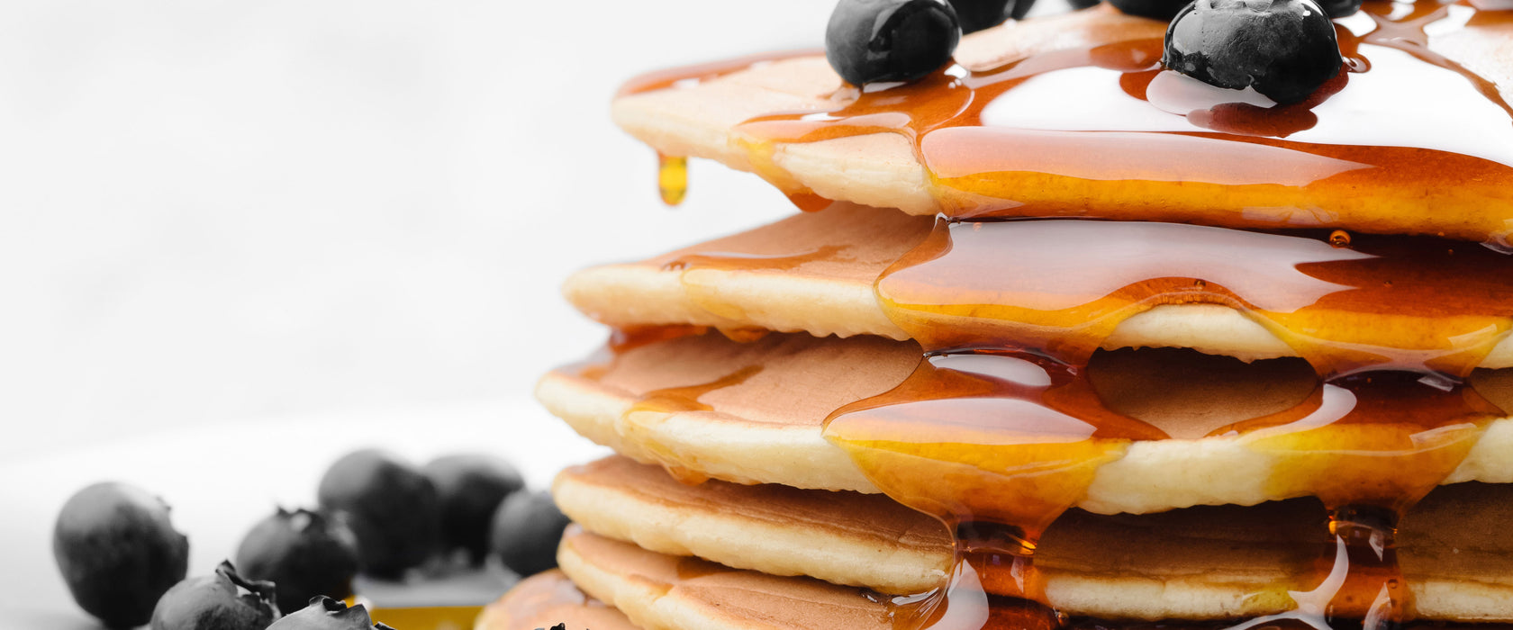 Pancakes mit Sirup und Blaubeeren, Glasbild Panorama