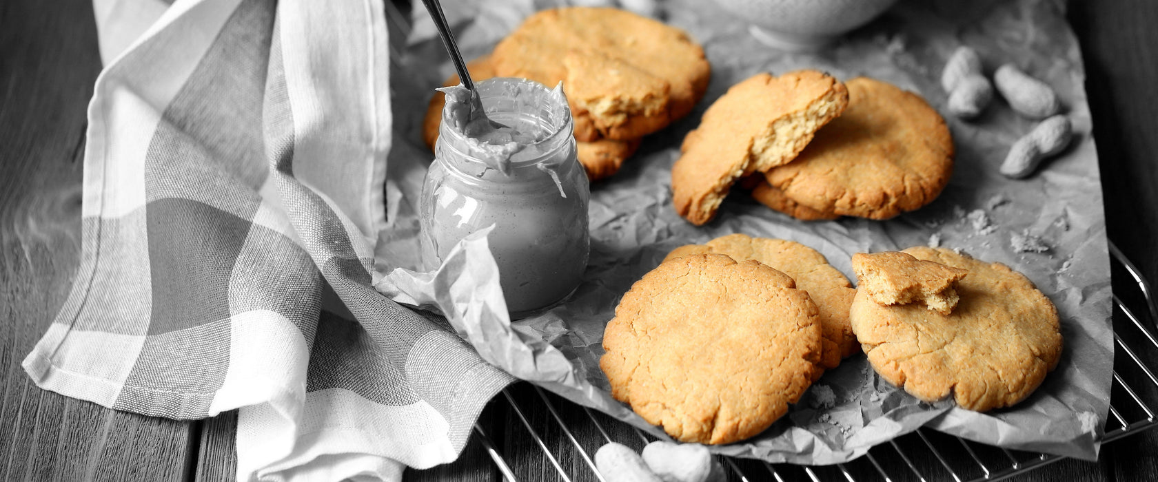 Plätzchen mit Erbnussbutter, Glasbild Panorama