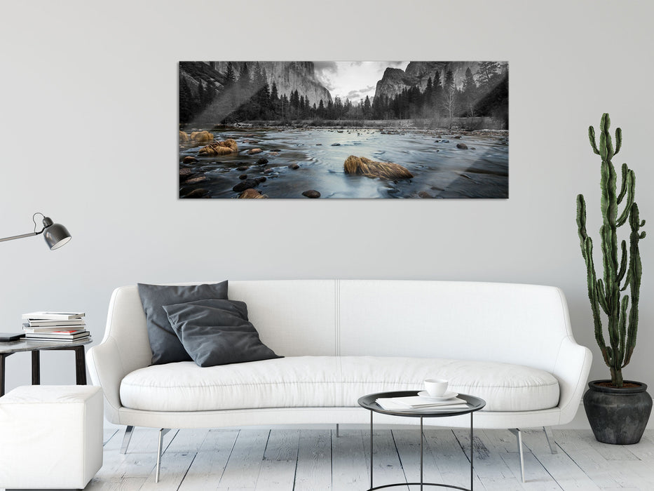 seichter Fluss im Wald, Glasbild Panorama