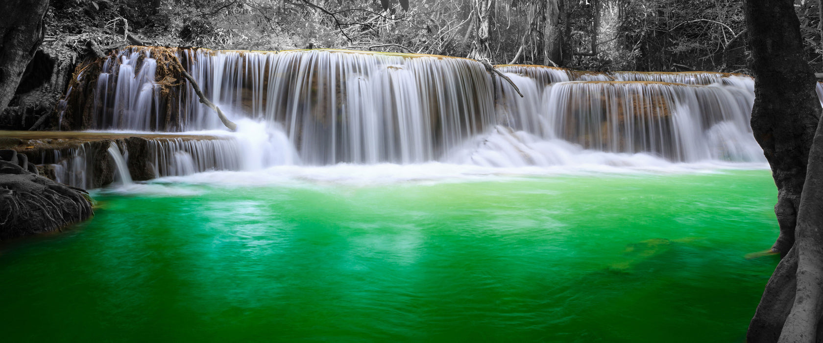 schöner Wasserfall im Dschungel, Glasbild Panorama