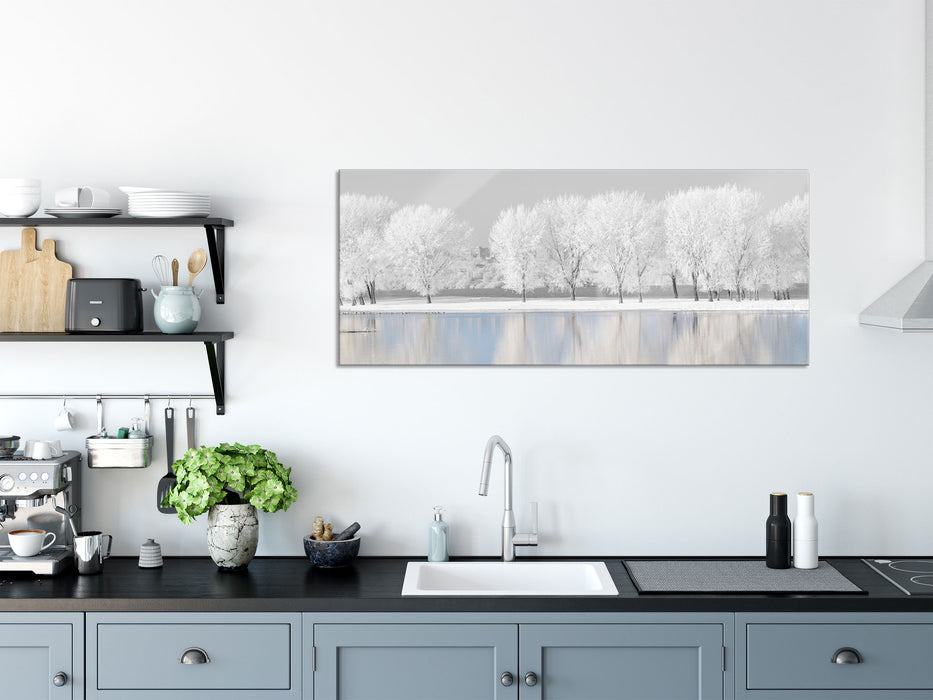 schneebedeckte Bäume an einem See, Glasbild Panorama