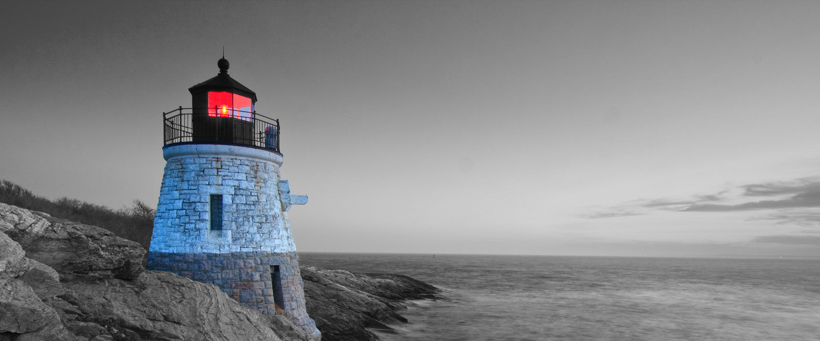 winziger Leuchtturm auf Felsen, Glasbild Panorama