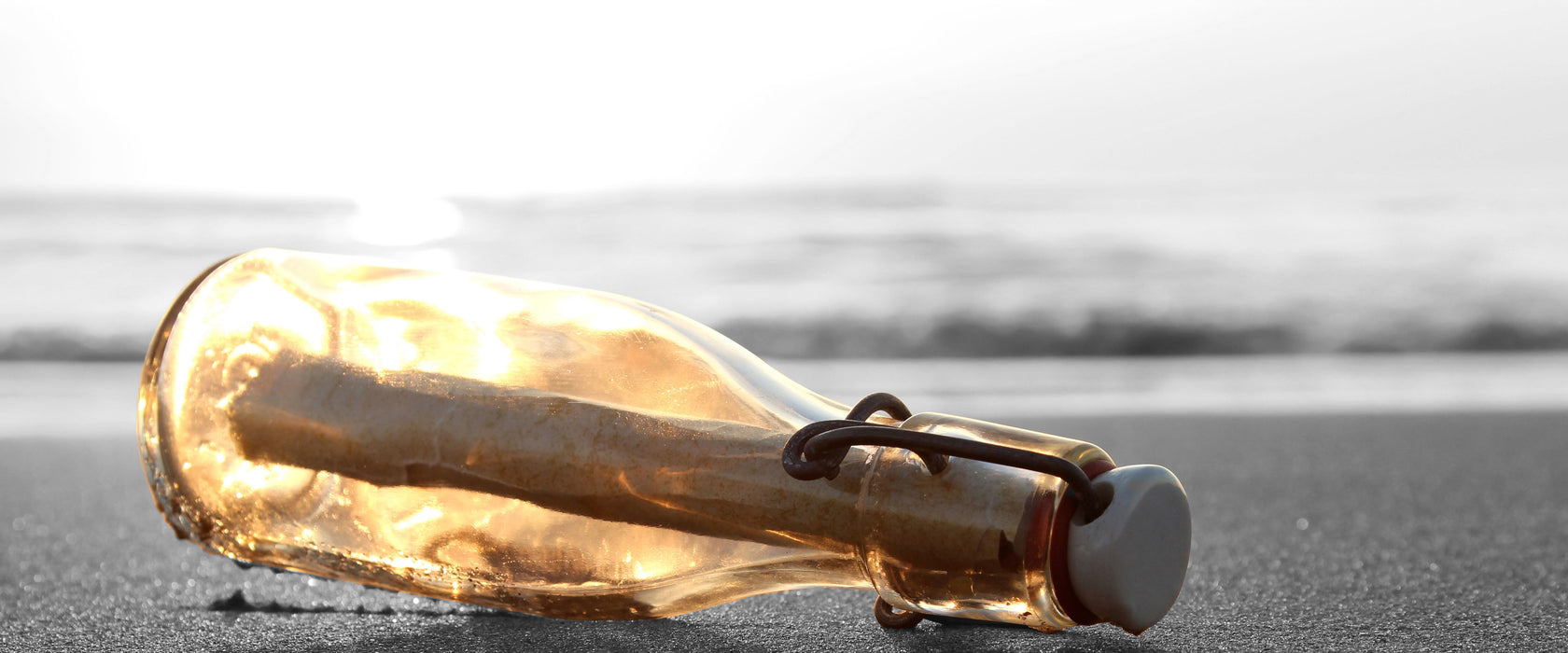 einsame Flaschenpost am Strand, Glasbild Panorama