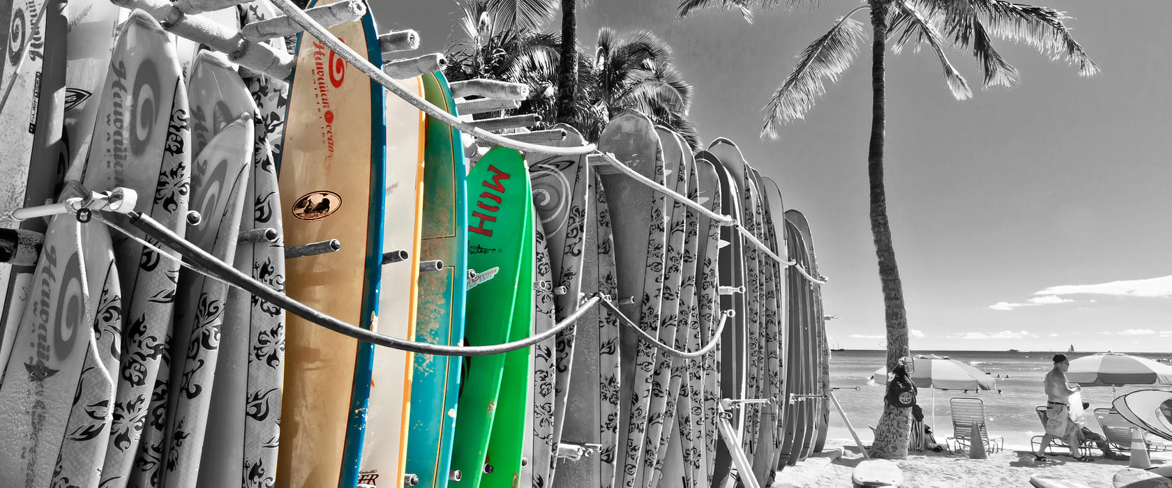 bunter Surfboards am Strand, Glasbild Panorama