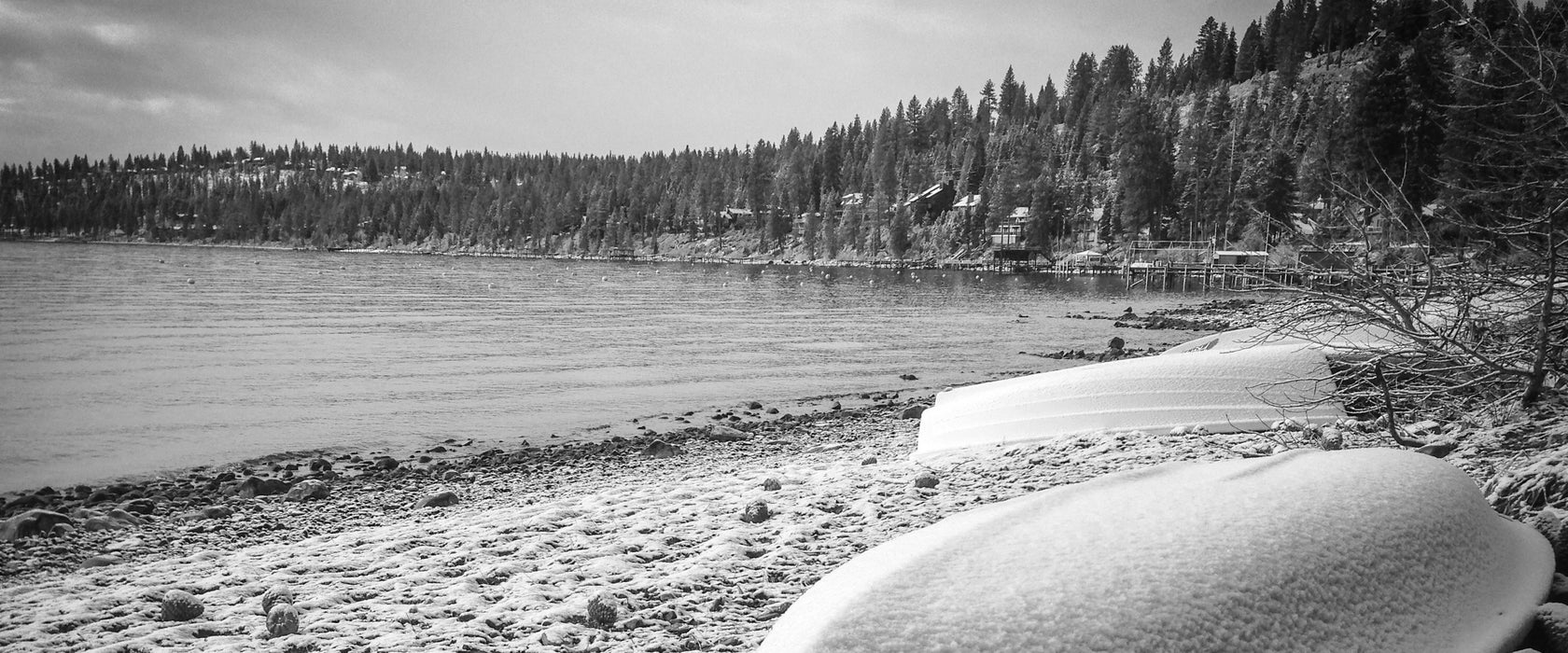 Boote im Winter am See, Glasbild Panorama