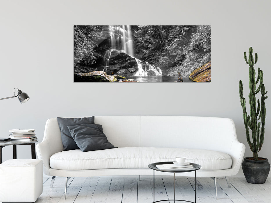 schöner Wasserfall mit Steinturm, Glasbild Panorama