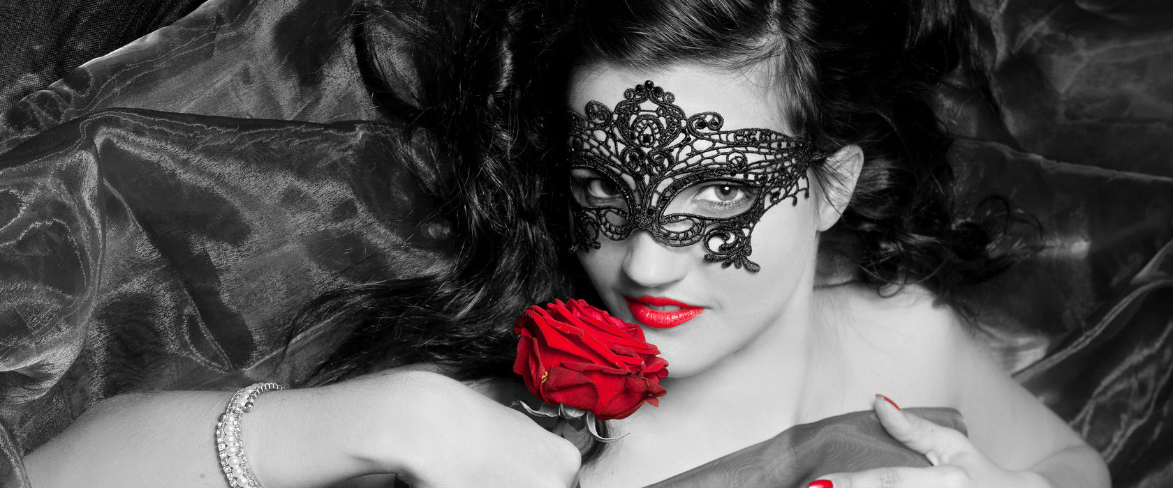 Maskierte Lady mit Rose, Glasbild Panorama