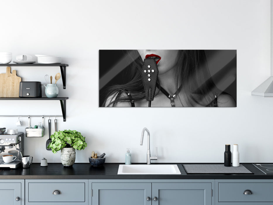 Verführerische Frau mit Peitsche, Glasbild Panorama