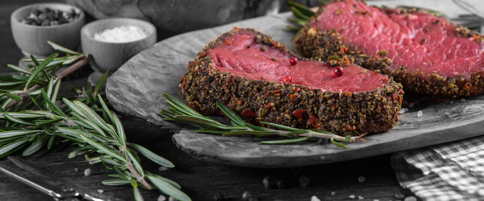 Saftiges Steak Zubereitung, Glasbild Panorama