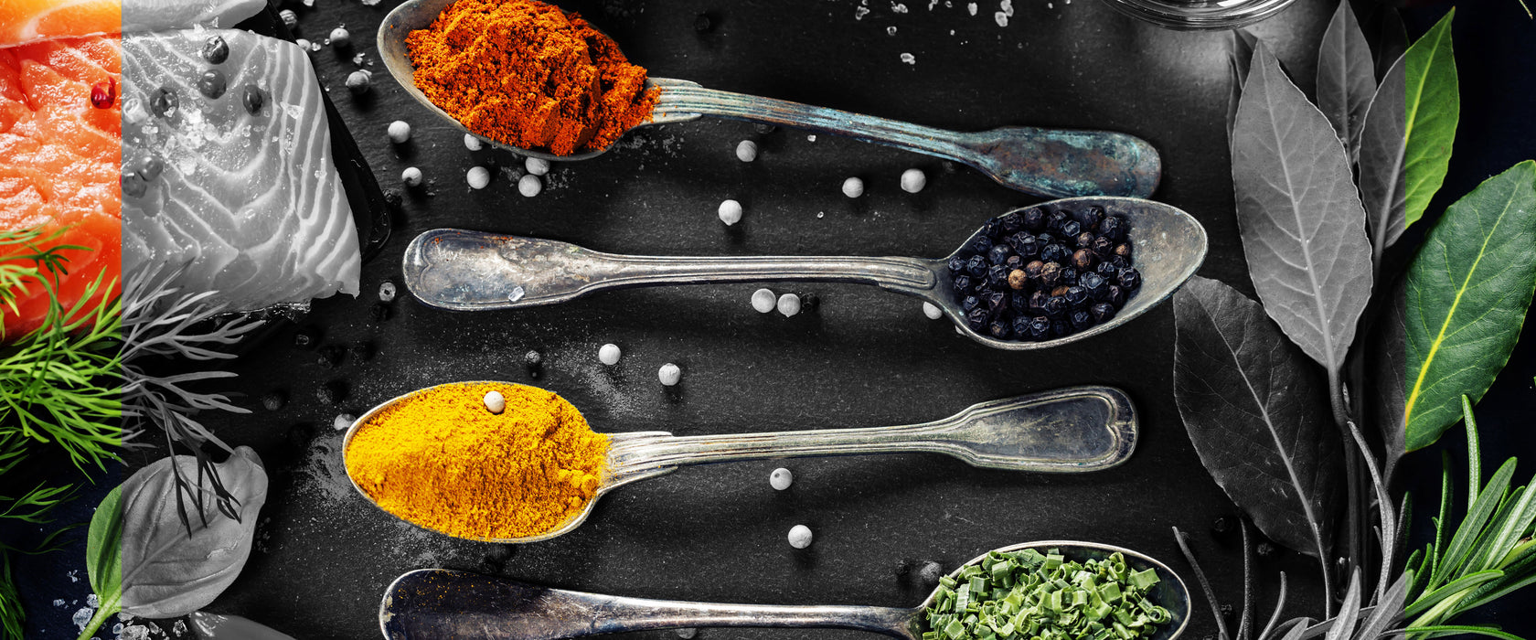 Gewürzmischung auf Löffeln, Glasbild Panorama