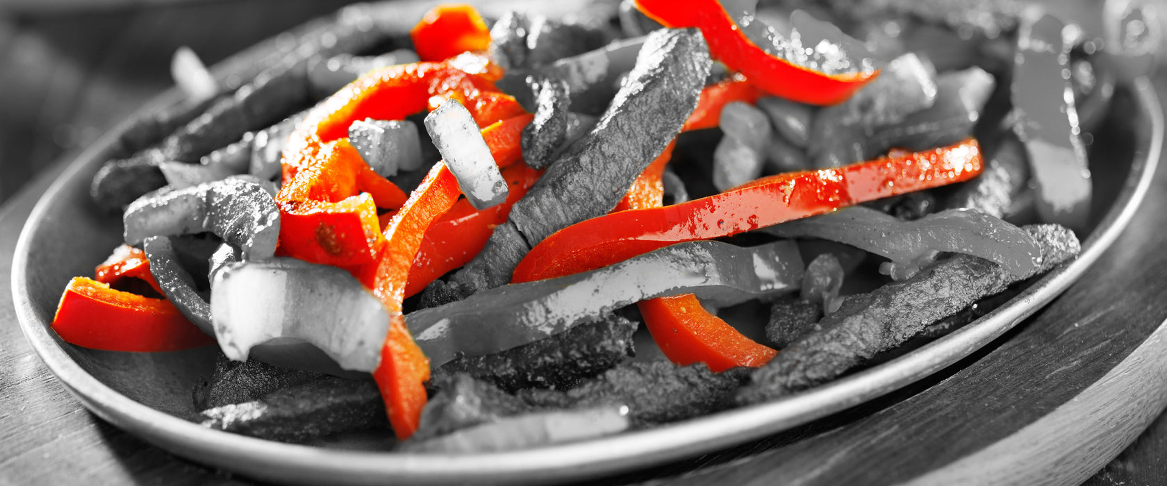 Gegarte Fleischpfanne mit Paprika, Glasbild Panorama