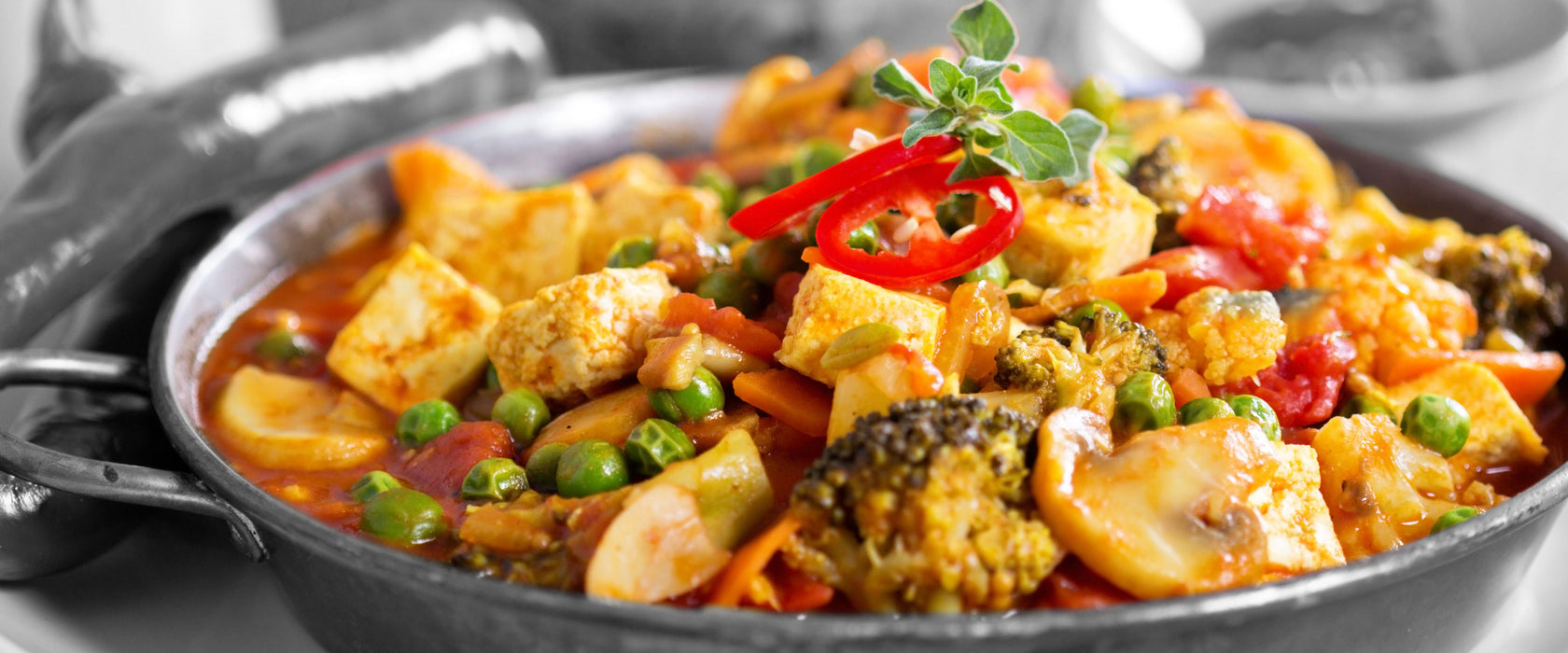 Appetitliche Fleischpfanne, Glasbild Panorama