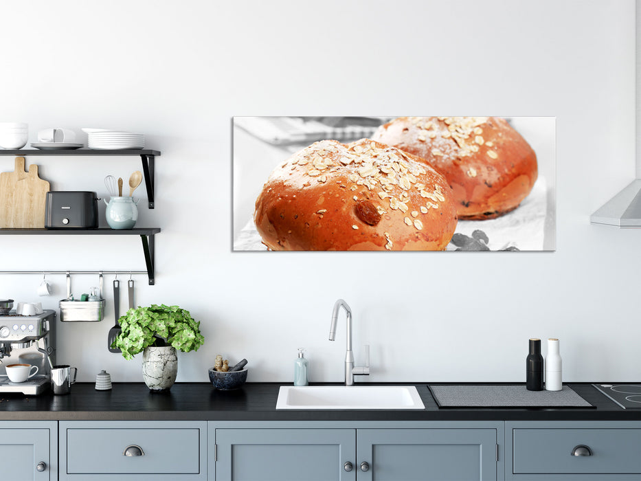 Rosinenbrötchen mit Hafer, Glasbild Panorama