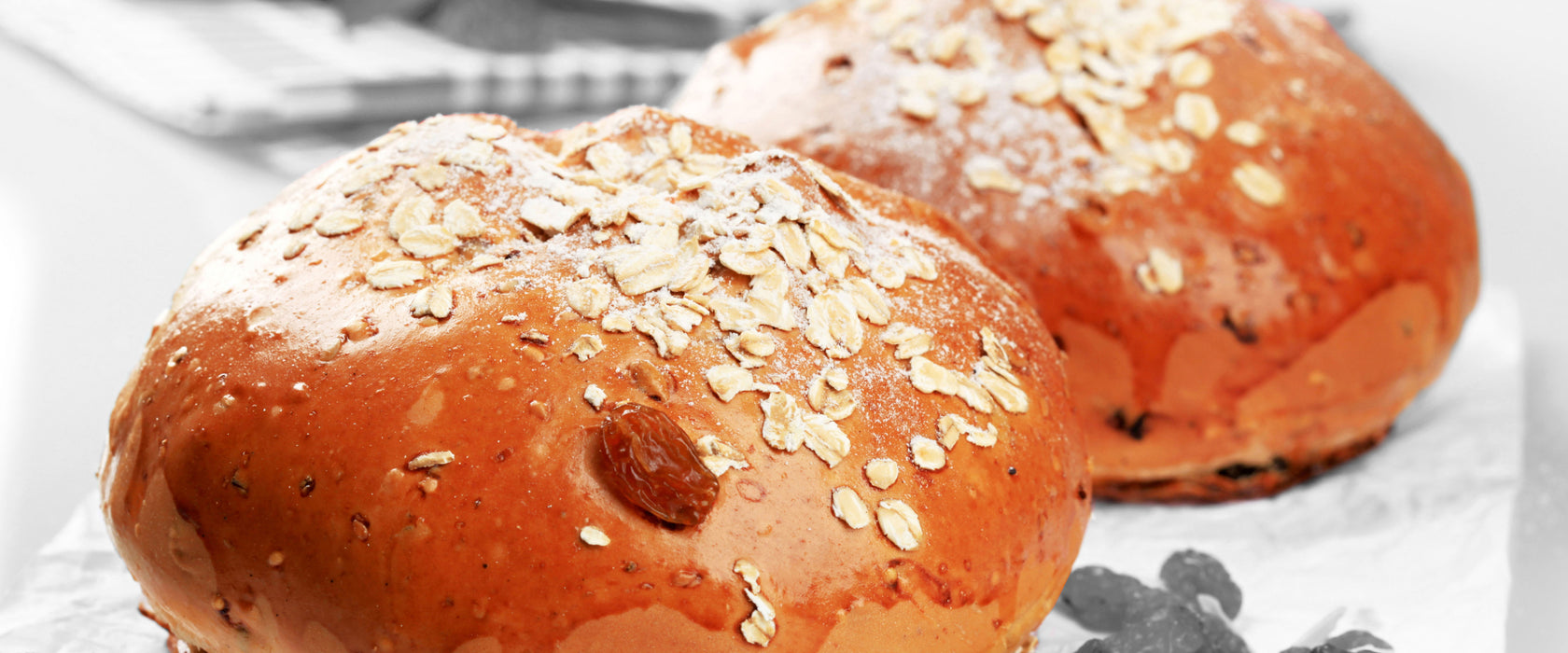 Rosinenbrötchen mit Hafer, Glasbild Panorama