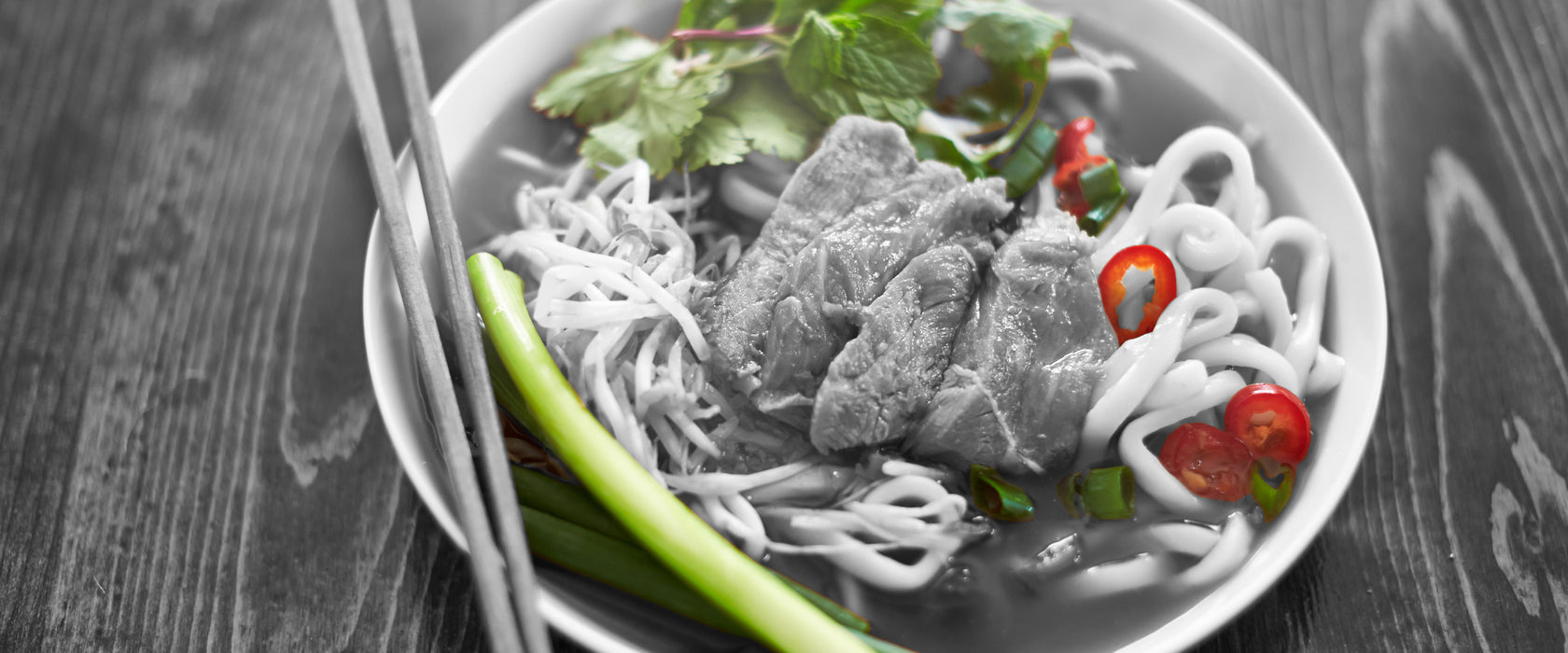 Nudelsuppe mit Fleisch, Glasbild Panorama