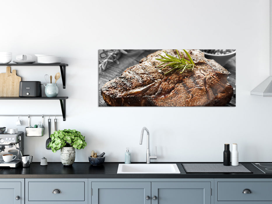 Gebratenes Steak mit Rosmarin, Glasbild Panorama