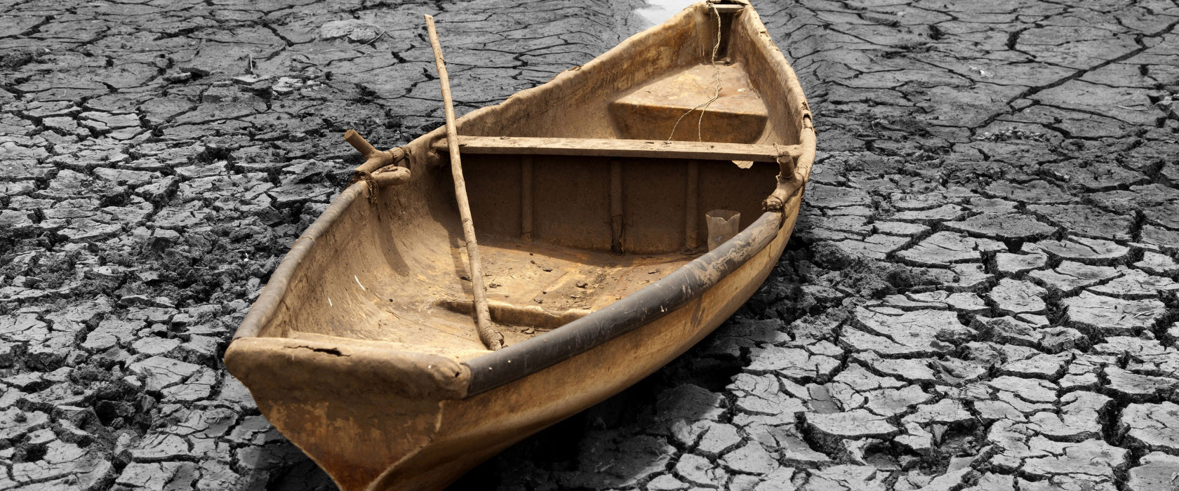 Ausgetrockneter Fluss mit Boot, Glasbild Panorama