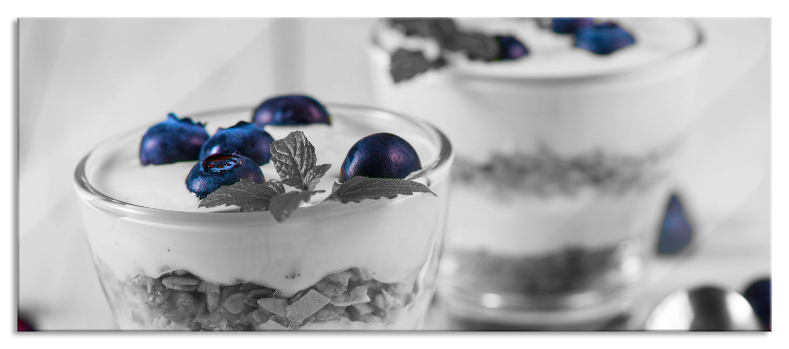 Blaubeerjoghurt mit Müsli, Glasbild Panorama