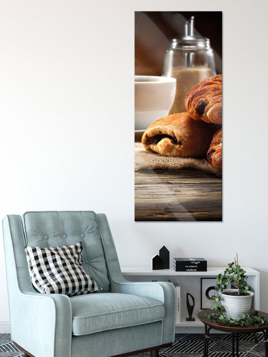 Croissant zum Kaffee, Glasbild Panorama