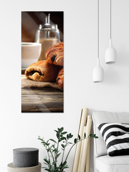 Croissant zum Kaffee, Glasbild Panorama