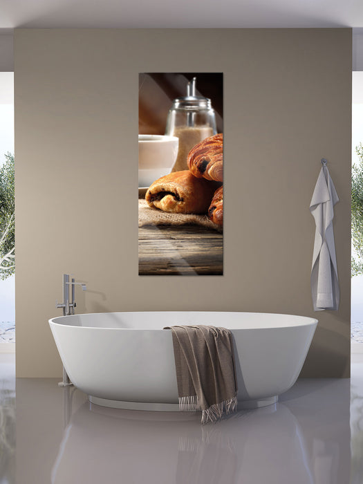 Croissant zum Kaffee, Glasbild Panorama