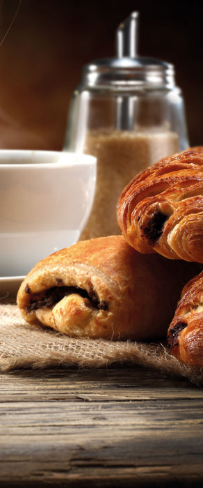 Croissant zum Kaffee, Glasbild Panorama