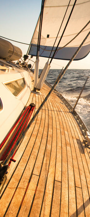 Segelboot im Meer, Glasbild Panorama