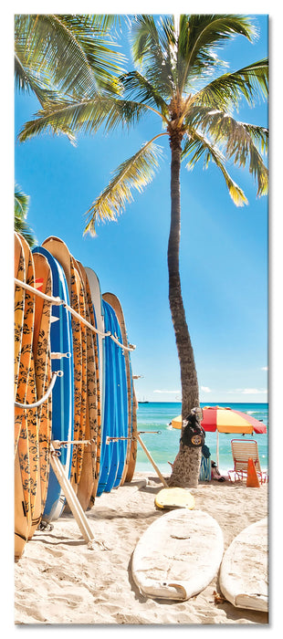 Pixxprint Surfboards am Strand, Glasbild Panorama