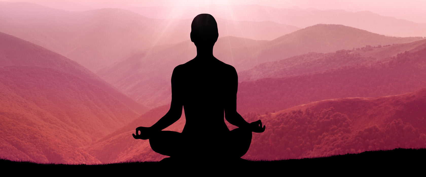 Meditierender Mensch in den Bergen, Glasbild Panorama