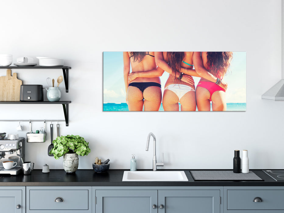Schöne Mädchen in Bikinis, Glasbild Panorama
