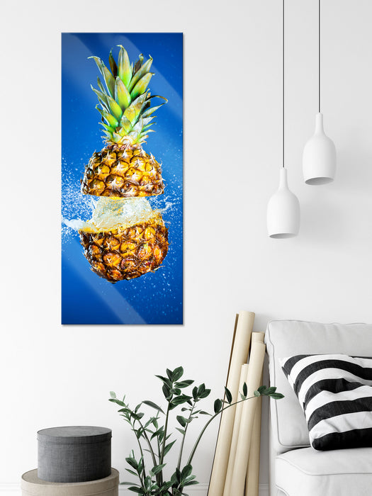 Ananas mit Wasser bespritzt, Glasbild Panorama