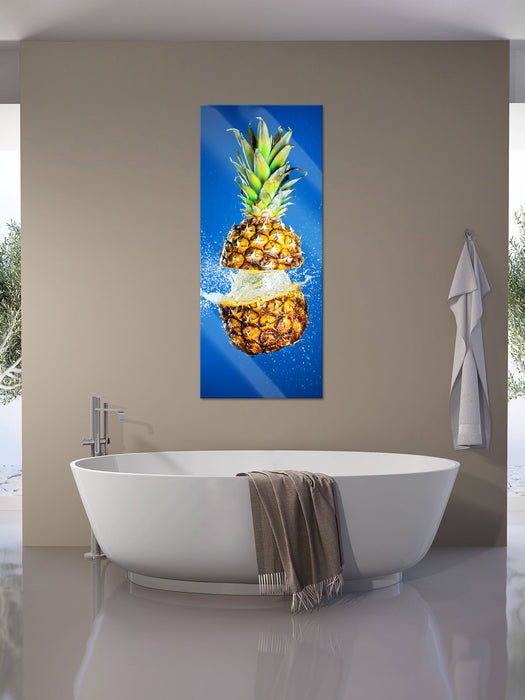 Ananas mit Wasser bespritzt, Glasbild Panorama