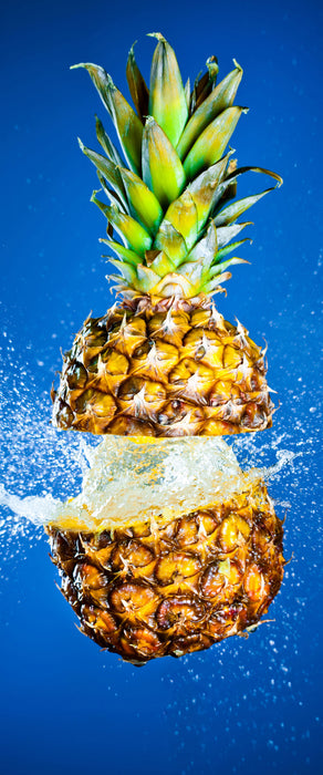 Ananas mit Wasser bespritzt, Glasbild Panorama