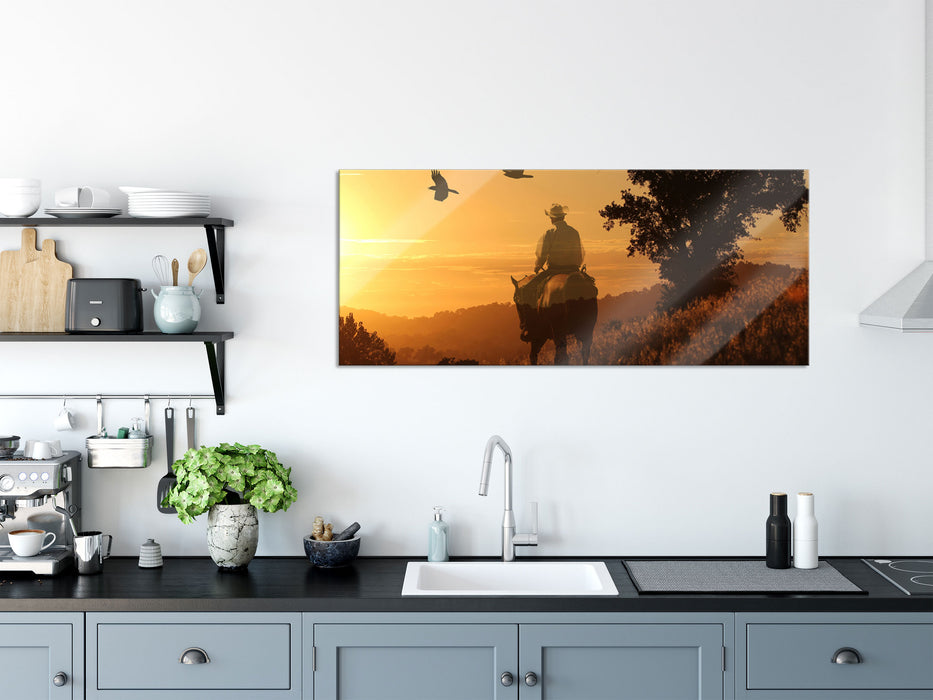 Ein Cowboy im Sonnenuntergang, Glasbild Panorama