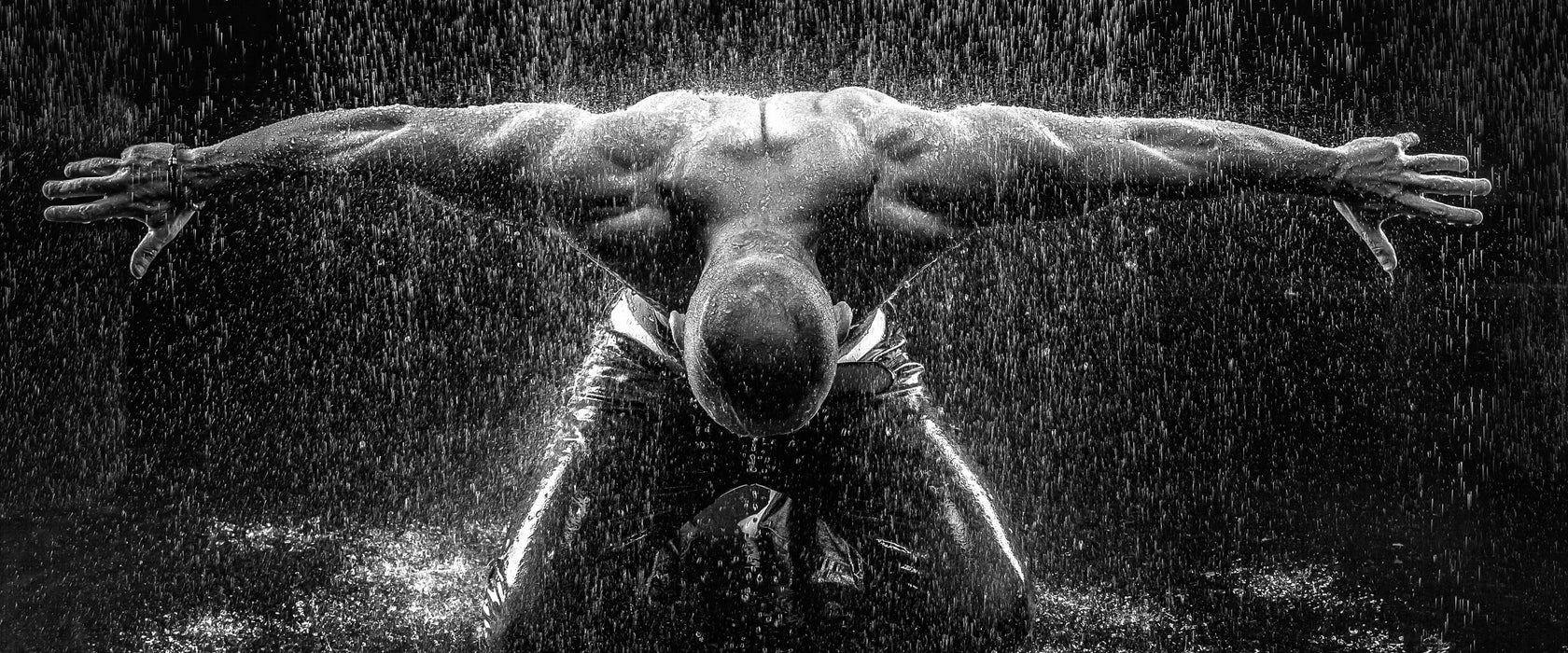 Bodybuilder im Regen Kunst B&W, Glasbild Panorama