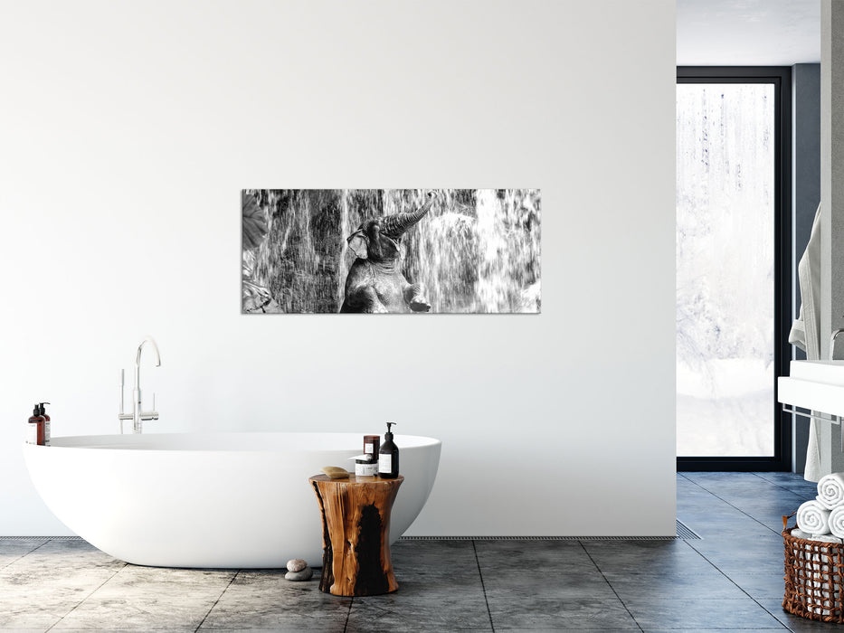 Babyelefant am Wasserfall, Glasbild Panorama