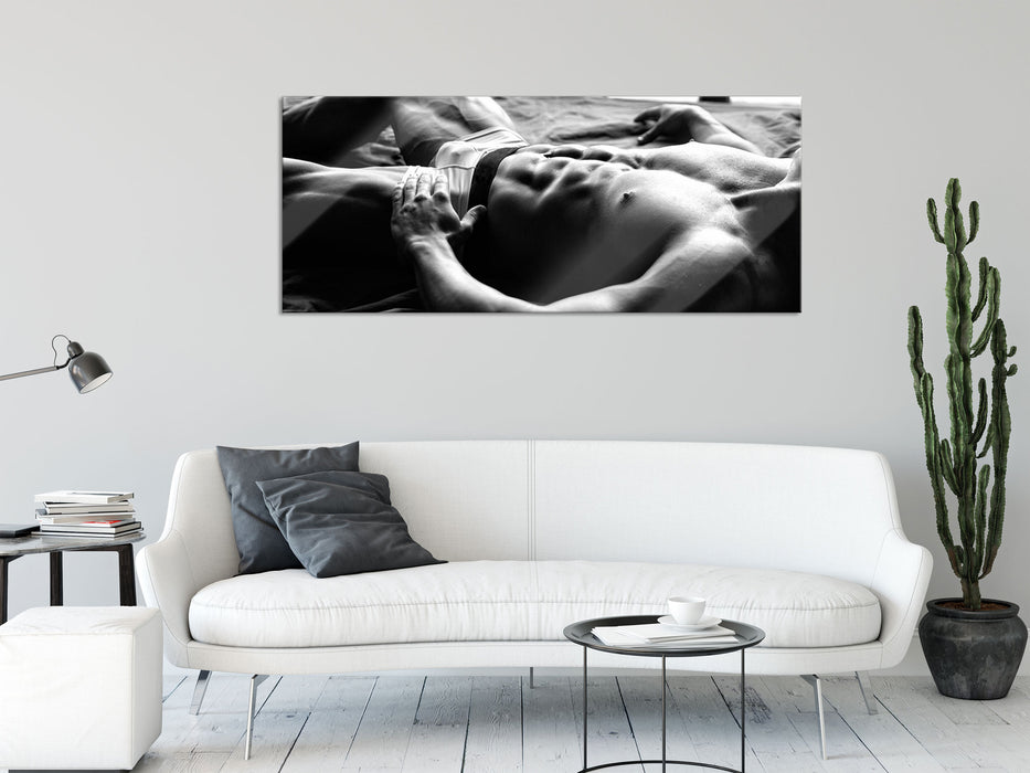 Muskulöser Mann im Bett Kunst B&W, Glasbild Panorama