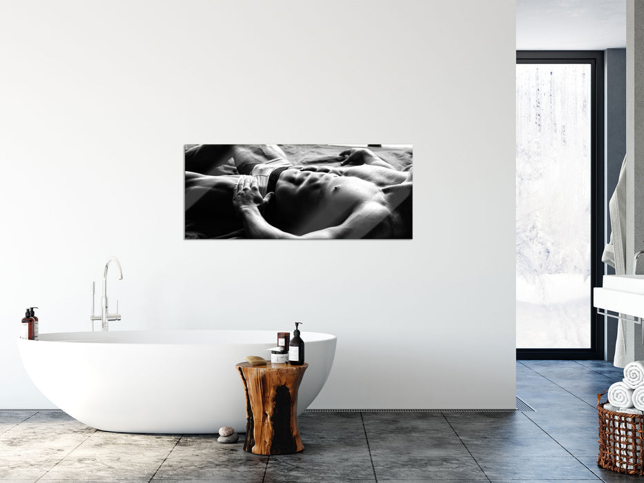 Muskulöser Mann im Bett Kunst B&W, Glasbild Panorama