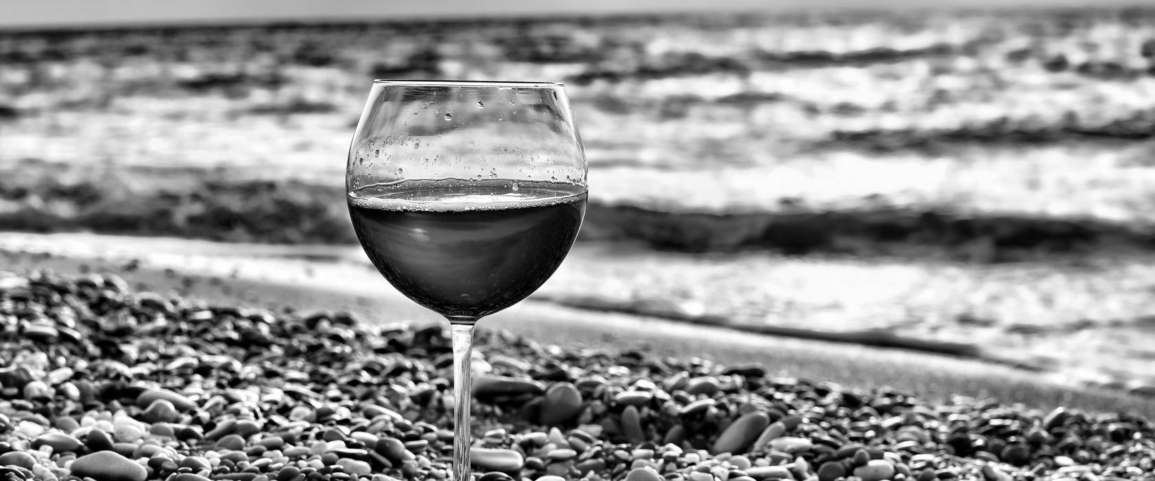 Weinglas am Strand, Glasbild Panorama