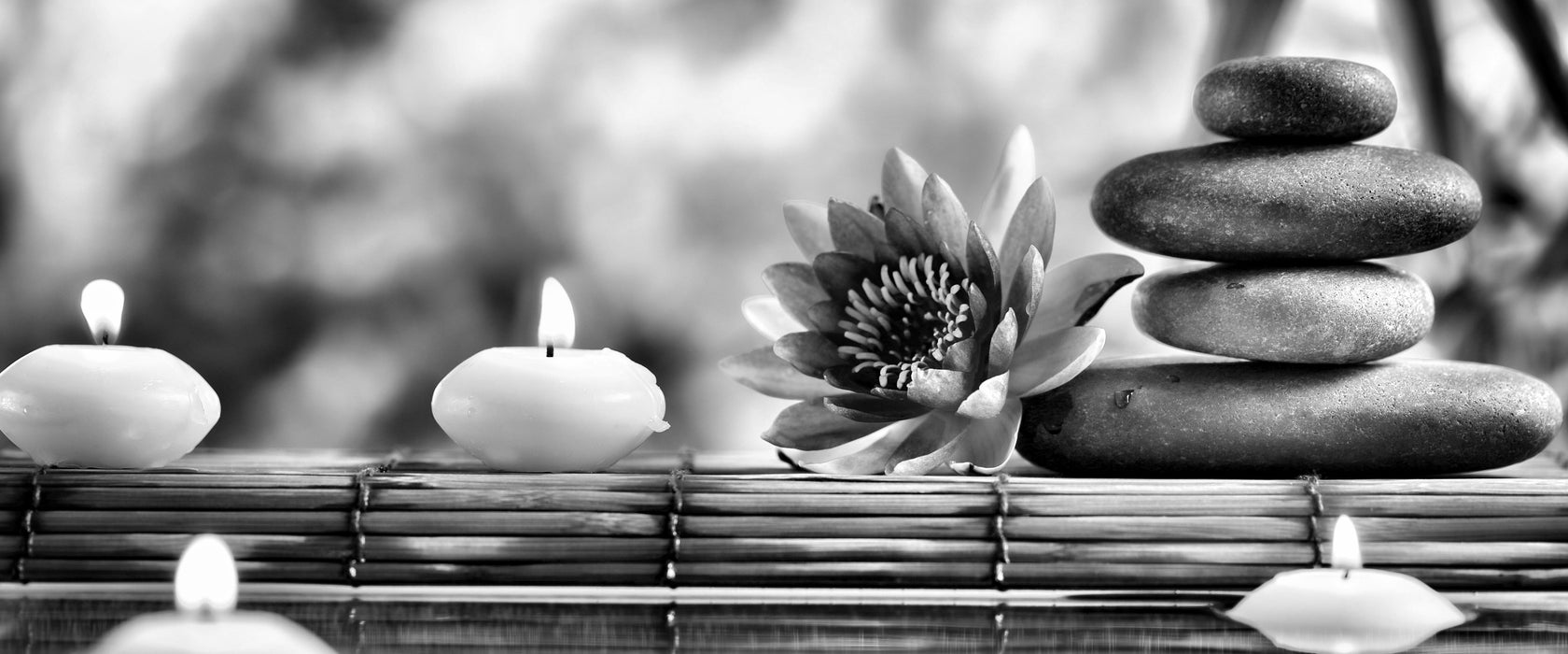 Seerose mit Zen Steinen im Tempel, Glasbild Panorama